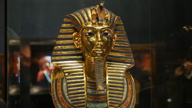 Le masque d'or de Toutankhamon restauré exposé au Musée égyptien du Caire, 16 décembre 2015. [Anadolu Agency / AFP - Mostafa Elshemy]