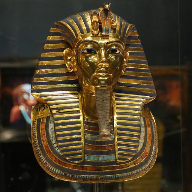 Le masque d'or de Toutankhamon restauré exposé au Musée égyptien du Caire, 16 décembre 2015. [Anadolu Agency / AFP - Mostafa Elshemy]