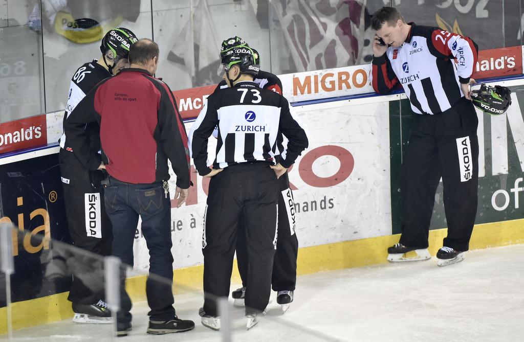 Pendant de très longues minutes, les arbitres ont laissé planer le doute d'une potentielle reprise. [Keystone - C. Brun]