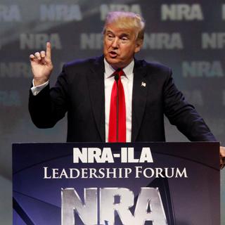 Donald Trump avait promis le mois dernier, lors d'un congrès de la NRA, de défendre le droit de posséder des armes et accusé sa rivale démocrate Hillary Clinton de vouloir l'abolir. [Reuters Pictures - John Sommers]