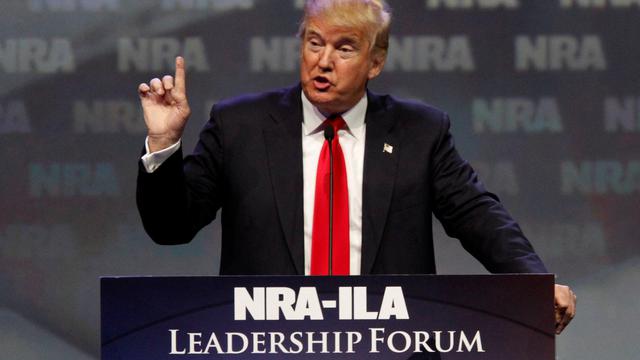 Donald Trump avait promis le mois dernier, lors d'un congrès de la NRA, de défendre le droit de posséder des armes et accusé sa rivale démocrate Hillary Clinton de vouloir l'abolir. [Reuters Pictures - John Sommers]