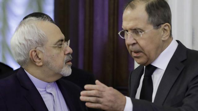 Sergueï Lavrov et Mohammad Javad Zarif à Moscou ce mardi 20.11.2016. [AP/Keystone - Pavel Golovkin]