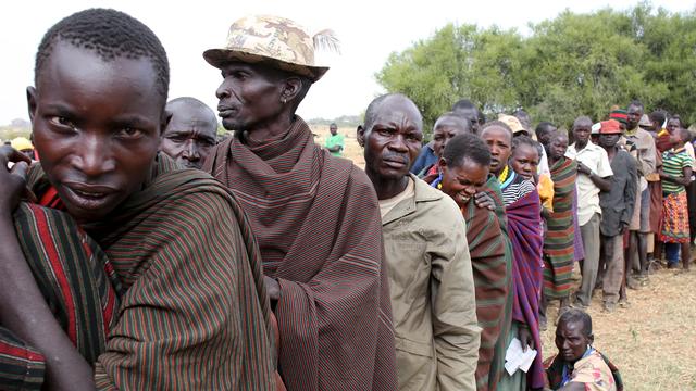 Des villageois font la queue devant un bureau de vote à proximitié de Kaabong, dans la province de Karamoja. [Goran Tomasevic]