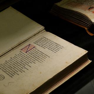 La première édition imprimée de la "Divine Comédie" de Dante exposée à l'Accademia Nazionale dei Lincei, à Rome. [AFP - Alberto Pizzoli]