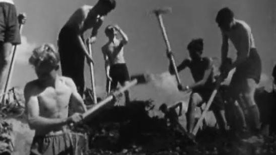 Jeunes vaudois travaillant au chantier du canal Rhône Rhin en 1941. [Cinéjournal]