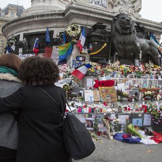 Hommage aux victimes des attentats du 13 nomvembre 2015 à de Paris. [Caroline Paux]