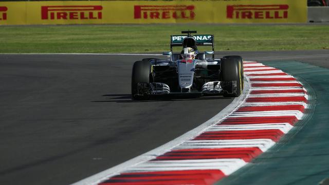 Lewis Hamilton devra profiter de sa pole pour battre Rosberg en course dimanche. [José Mendez]