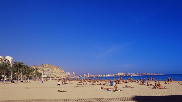 Le tourisme en Espagne pourrait être touché par le Brexit (ici une plage d'Alicante). [AFP - Marco Simoni / Robert Harding Heritage]