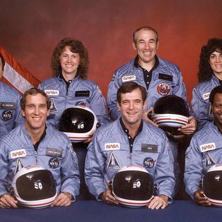 L'équipage de Challenger, avec l'enseignante Christa McAuliffe (à l'arrière, deuxième depuis la gauche). [Nasa]
