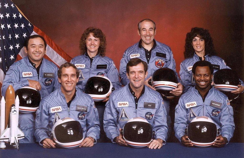 L'équipage de Challenger, avec l'enseignante Christa McAuliffe (à l'arrière, deuxième depuis la gauche). [Nasa]