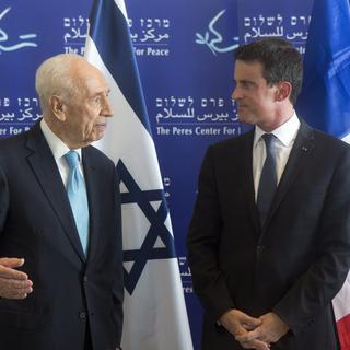 Le premier ministre français Manuel Valls en compagnie de l'ancien président israélien Shimon Peres, ce dimanche 22 mai à Tel-Aviv. [Keystone - Jim Hollander - EPA]