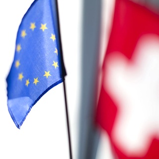 Le drapeau européen et celui de la Suisse. [Keystone - Gaëtan Bally]