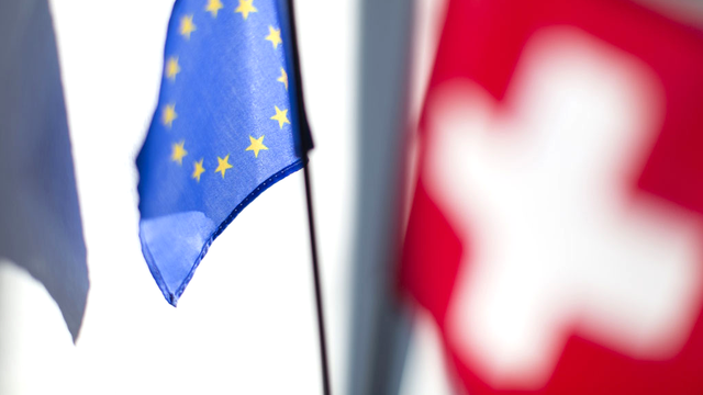 Le drapeau européen et celui de la Suisse. [Keystone - Gaëtan Bally]