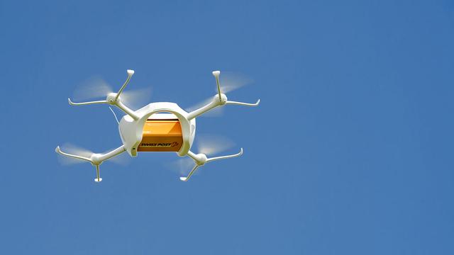 Essai de la poste suisse pour la livraison de paquets par des drones. [Jean-Christophe Bott]