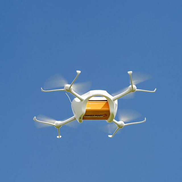 Essai de la poste suisse pour la livraison de paquets par des drones. [Jean-Christophe Bott]