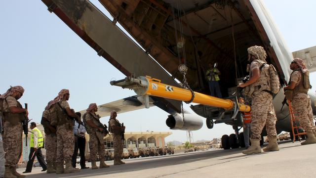 Des soldats des Emirats arabes unis déchargent des armes à l'aéroport d'Aden, au Yémen, en proie à une guerre civile. [reuters - Nasser Awad]