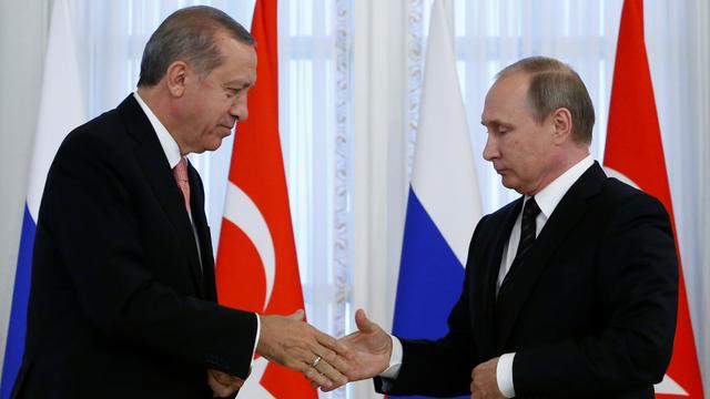 Vladimir Poutine et Recep Tayyip Erdogan ont donné une conférence de presse au palais Konstantinovski, à 15 km au sud de Saint-Pétersbourg.