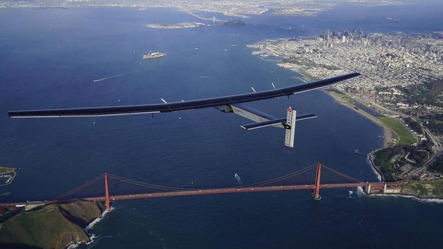 Solar Impulse photographié au-dessus du Golden Gate à San Francisco. [EPA/JEAN REVILLARD]