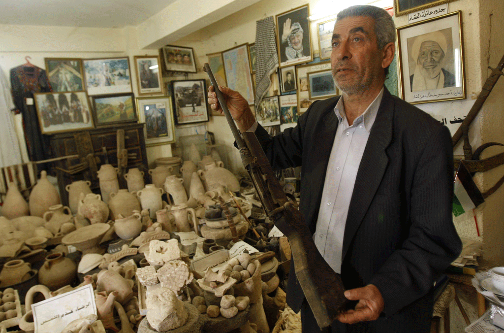 Un amateur d'archéologie Palestinien montre une partie de sa collection dans sa maison, transformée en musée. [Reuters - Ibraheem Abu Mustafa]