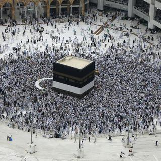 Des pèlerins musulmans du monde entier se tournent vers la Kaaba, construction cubique située dans la grande mosquée de la Mecque, le 9 septembre 2016. [AFP - AHMAD GHARABLI]