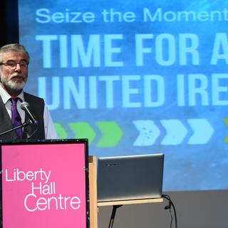 Le leader du parti Sinn Fein Gerry Adams prône la réunification de l'Irlande, le 29 juin 2016. [Reuters - Clodagh Kilcoyne]