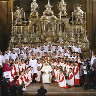 Les Moineaux de la cathédrale de Ratisbonne (Regensburger Domspatzen) posant avec le pape Benoît XVI en septembre 2006. [Reuters - Wolfgang Rattay]
