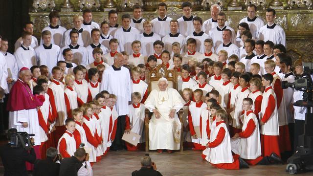 Les Moineaux de la cathédrale de Ratisbonne (Regensburger Domspatzen) posant avec le pape Benoît XVI en septembre 2006. [Reuters - Wolfgang Rattay]