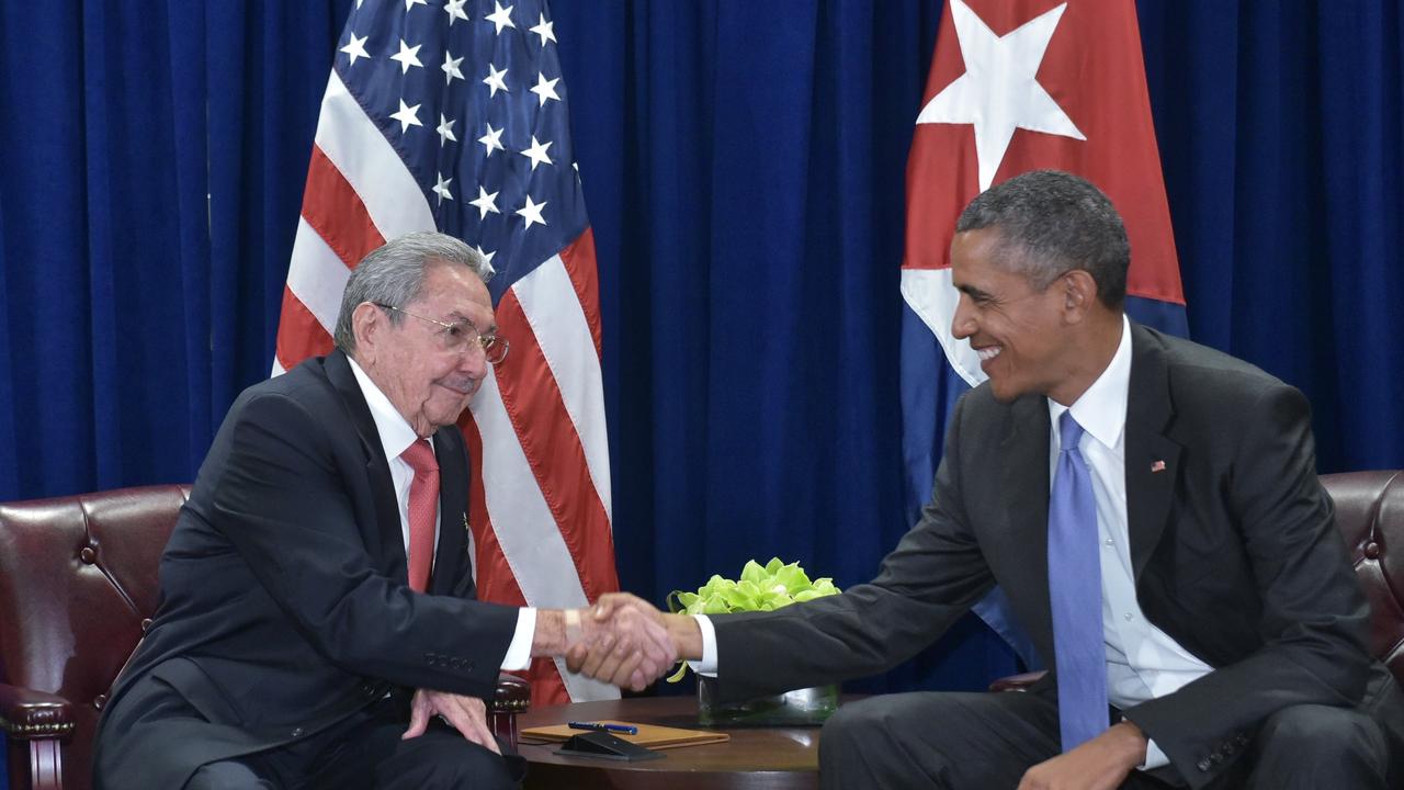 Raoul Castro et Barack Obama se sont déjà serré la main à deux reprises en 2015. [AFP PHOTO/MANDEL NGAN]