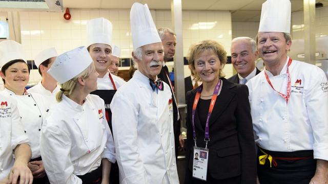 Anton Mosimann en compagnie d'Eveline Widmer-Schlumpf lors de JO 2012 à Londres. [Keystone - Laurent Gilliéron]