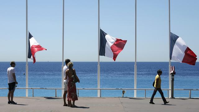 Drapeaux français en berne sur la Promenade de Anglais à Nice samedi, premier des trois jours de deuil national. [AP - Laurent Cipriani]