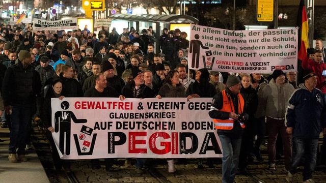 Pegida voulait aussi manifester à Bâle (ici, l'une de ses manifs à Dresde en 2015). [EPA/Keystone - Arno Burgi]