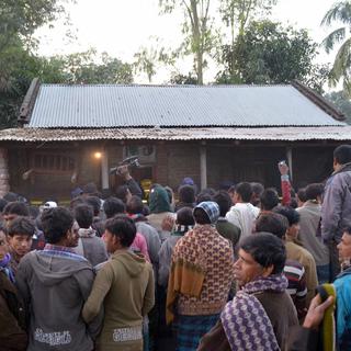 Des passants regroupés près d'une mosquée de Rajshahi, au Bangladesh, après une attaque suicide le 25 décembre 2015. [STR/AFP]