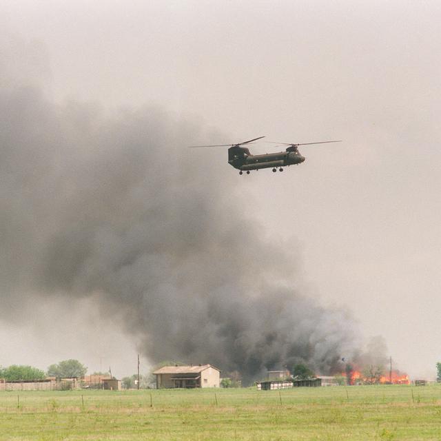 Assaut final contre les Davidiens retranchés, le 19 avril 1993 à Waco, Texas. [Tim Roberts]