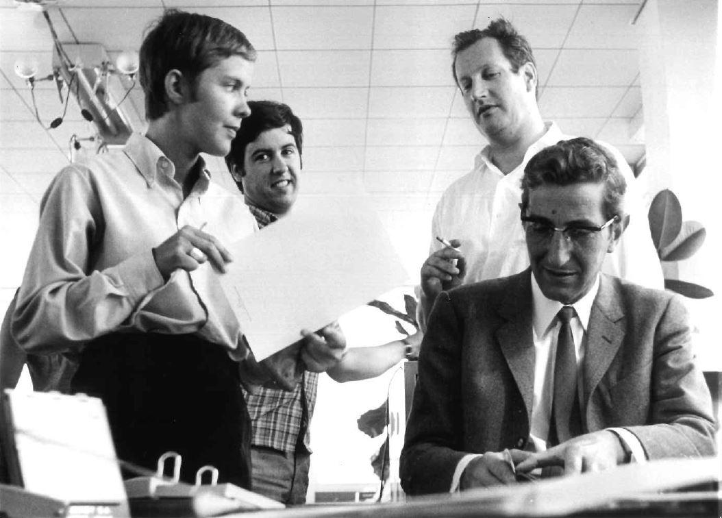 Claude Goretta, Maurice Garrel et membre de l'équipe du téléfilm Vivre ici, 1969. [RTS - Fonds archives photos]