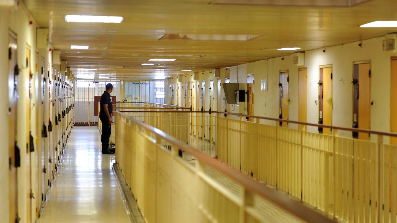 Un surveillant pénitentiaire dans les couloirs d'une maison d'arrêt en France. [AFP - SYLVAIN THOMAS]