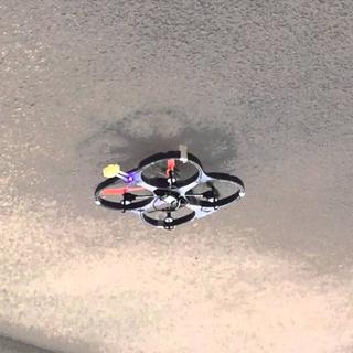 Le Perching Drone est capable de se crocher sur toutes sortes de surfaces. [Perching QuadCopter]