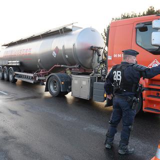 Les accès au dépôt pétrolier de Fos ont été débloqués par la police. [AFP - Boris Horvat]
