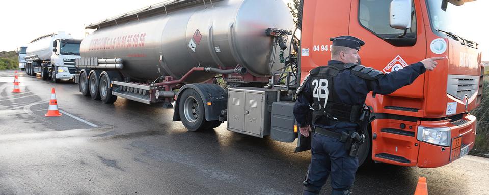 Les accès au dépôt pétrolier de Fos ont été débloqués par la police. [AFP - Boris Horvat]