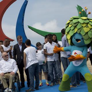 Le président du Comité international paralympique Philip Craven et la mascotte des Jeux.