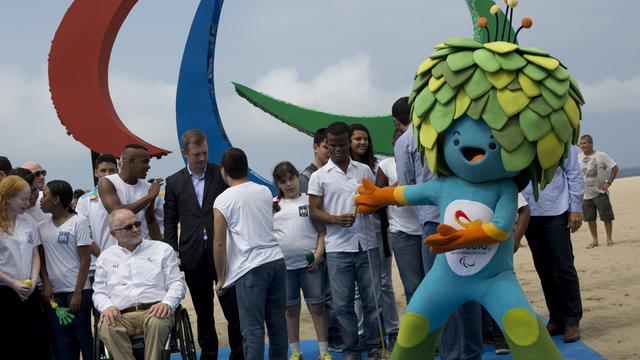 Le président du Comité international paralympique Philip Craven et la mascotte des Jeux.