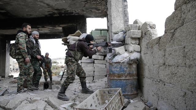 Des soldats de l'armée syrienne à Ramouseh, dans les faubourgs d'Alep, le 12 décembre 2016.