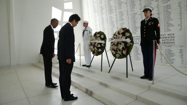 Les deux dirigeants ont déposé des fleurs devant le mur du mémorial.