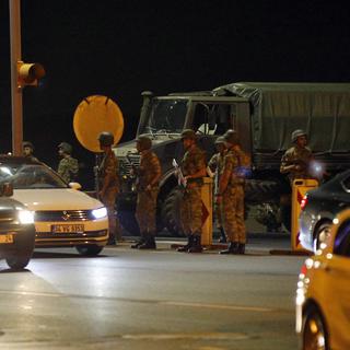 Des militaires turcs déployés devant un pont sur le Bosphore à Istanbul ce vendredi soir. [AP Photo/Emrah Gurel]