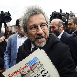 Le rédacteur en chef du quotidien Cumhuriyet Can Dündar à son arrivée vendredi matin au tribunal. [AFP - Bulent Kilic]