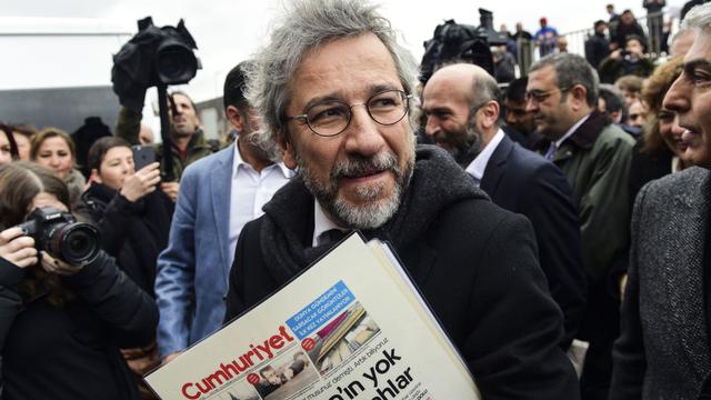 Le rédacteur en chef du quotidien Cumhuriyet Can Dündar à son arrivée vendredi matin au tribunal. [AFP - Bulent Kilic]