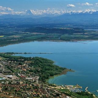Les Verts veulent mieux protéger les rives du lac de Neuchâtel. [Keystone - Martin Rütschi]