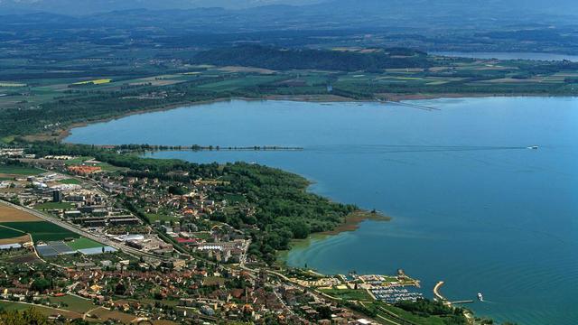 Les Verts veulent mieux protéger les rives du lac de Neuchâtel. [Keystone - Martin Rütschi]
