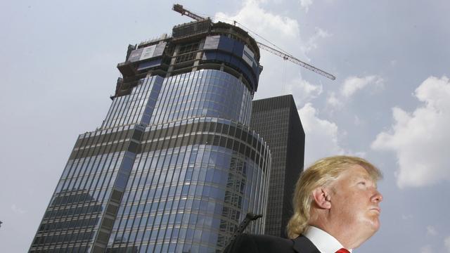 Donald Trump devant une tour en construction à Chicago. [Keystone - Charles Rex Arbogast]