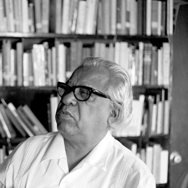 Le poète et auteur cubain Nicolás Guillén (1902-1989) dans son appartement de La Havane, le 5 décembre 1972. [AFP - Klaus Morgenstern]