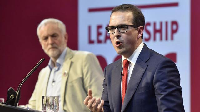 Jeremy Corbyn (gauche) a affronté le député gallois Owen Smith. [EPA/Keystone - Neil Munns]